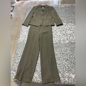 Jones New York petite!! Beatiful suit, two pieces. Size:6 P